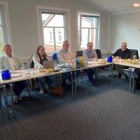 Personen an einen Tisch diskutieren über die Projekte