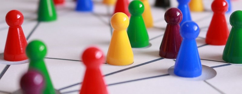 Spielfiguren auf einem Feld