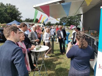 Menschen stehen vor einem Getränkewagen