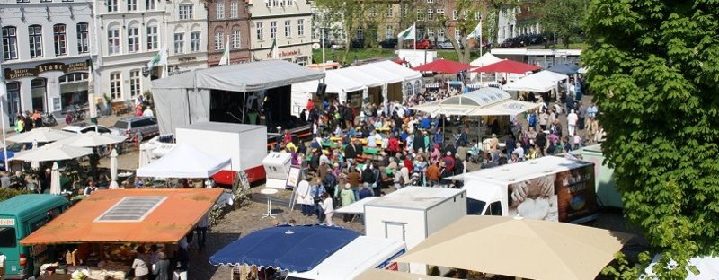 Verschiedene Buden auf dem Marktplatz in Friedrichstadt