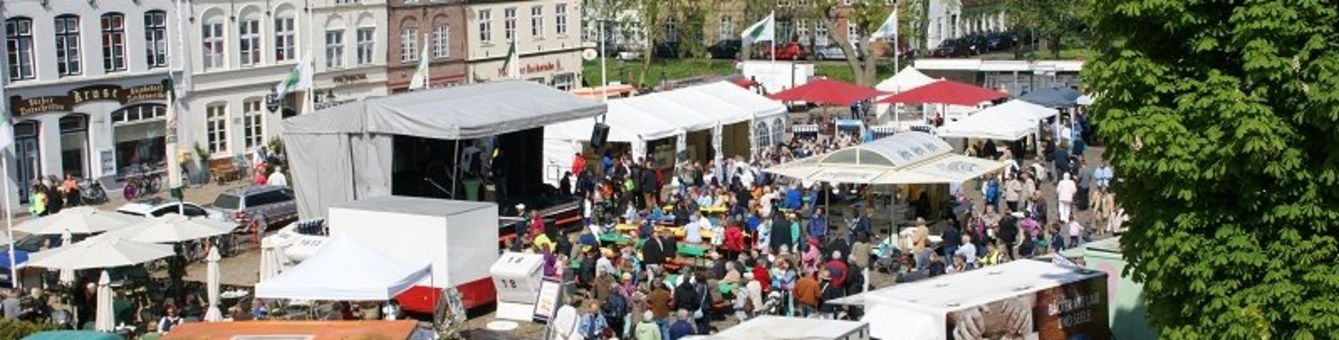 Verschiedene Buden auf dem Marktplatz in Friedrichstadtn Friedrichstadt