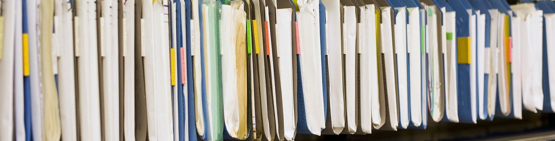 Akten im Hängeschrank