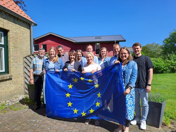 Menschen mit EU-Flagge