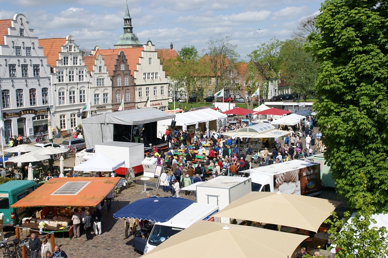Verschiedene Buden auf dem Marktplatz in Friedrichstadt